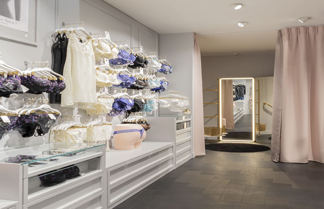 Portants et cabines d'essayage de la boutique Aubade aux 4 Temps