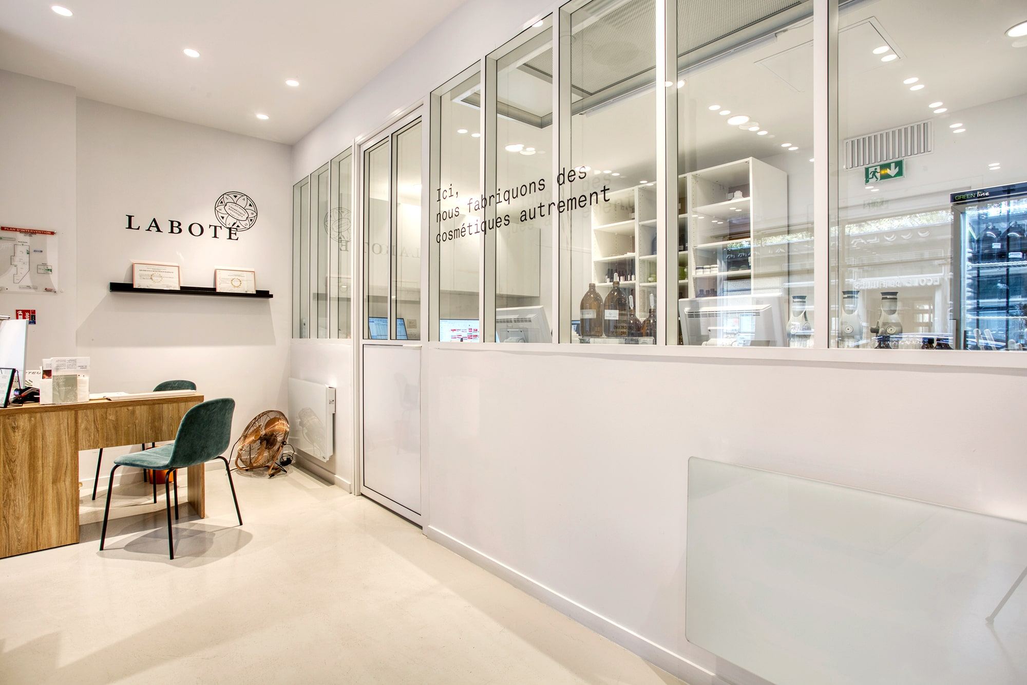 Espace d’accueil et verrière de la boutique Laboté à Paris