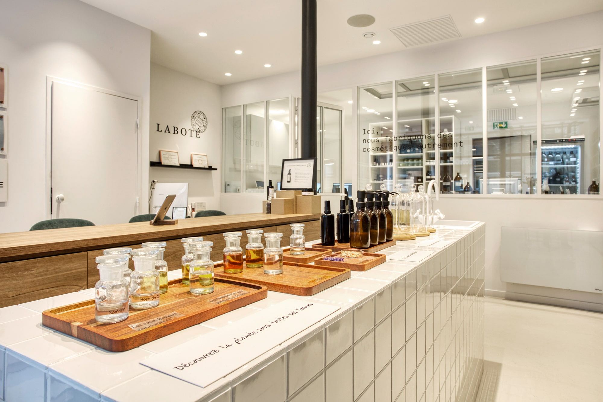 Comptoir d’infusion de la boutique de cosmétique Laboté à Paris, agencé par Isospace