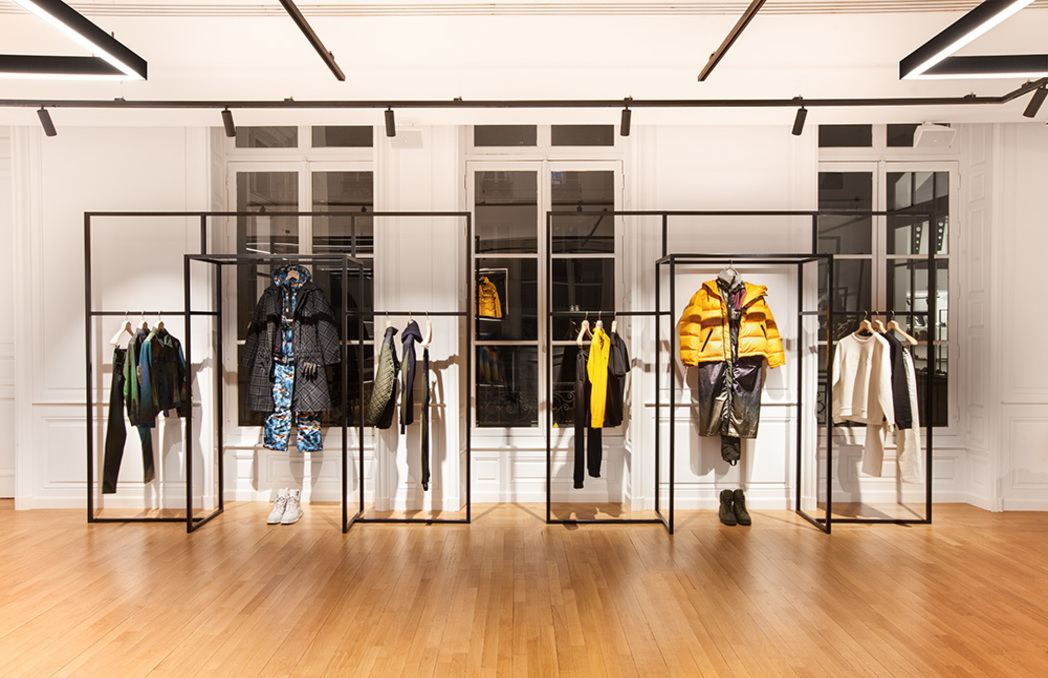 Présentation du prêt-à-porter de la boutique Kenzo avenue George V
