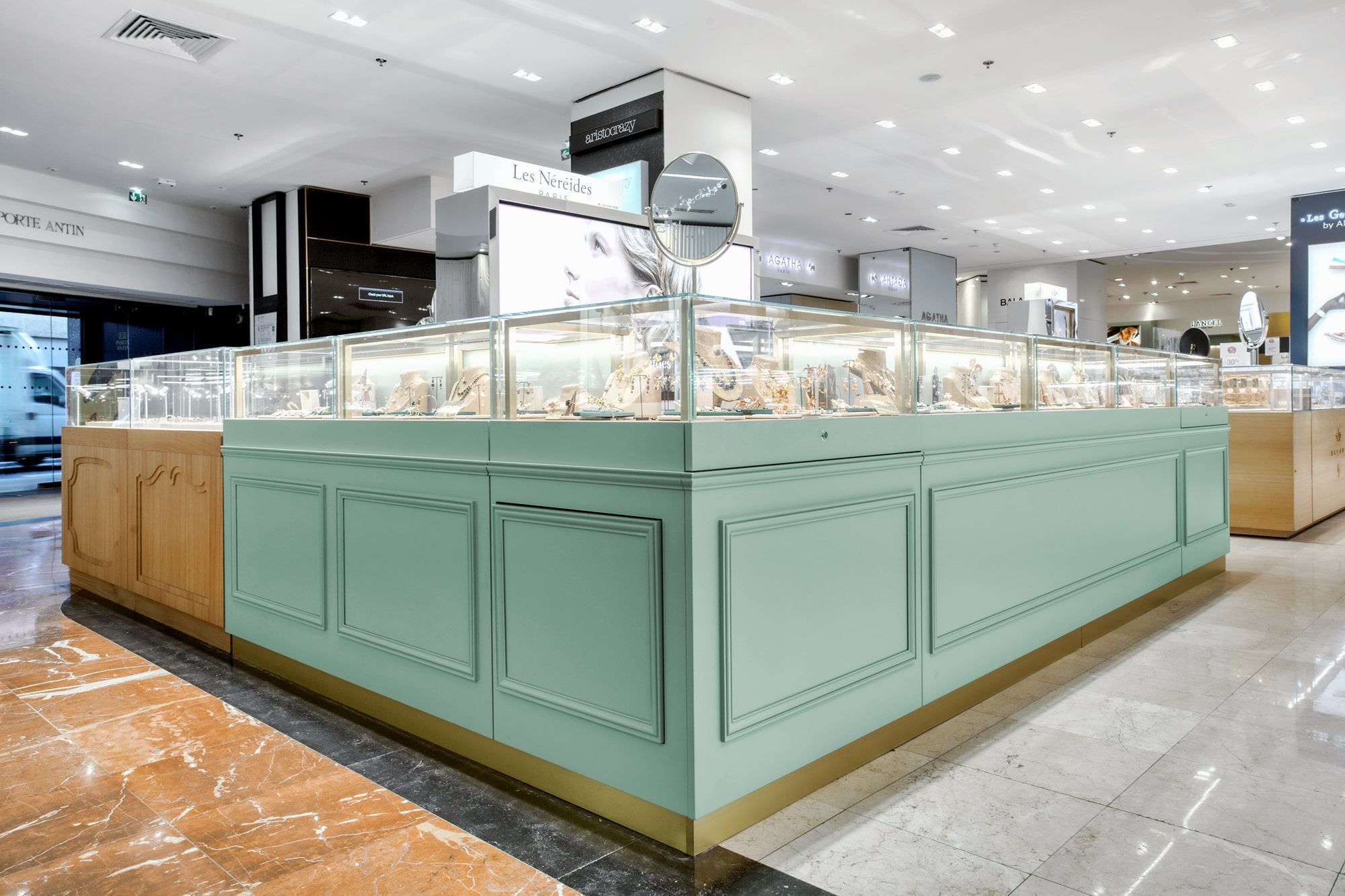 Corner de bijouterie Les Néréides aux Galeries Lafayette agencé par Isospace