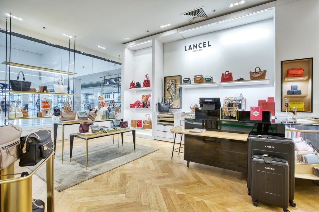 Corner Lancel à Parly 2 – mobilier de maroquinerie laqué noir et finitions laiton