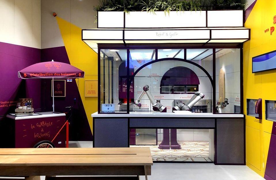 Kiosque robot et distribution des boissons du restaurant Pazzi