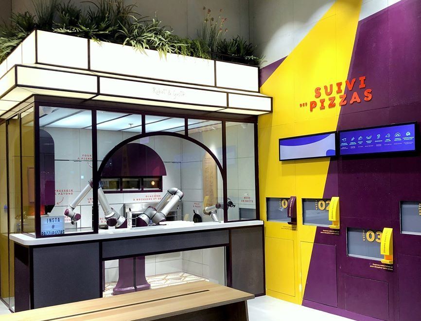Kiosque et écrans de suivi des pizzas du restaurant Pazzi