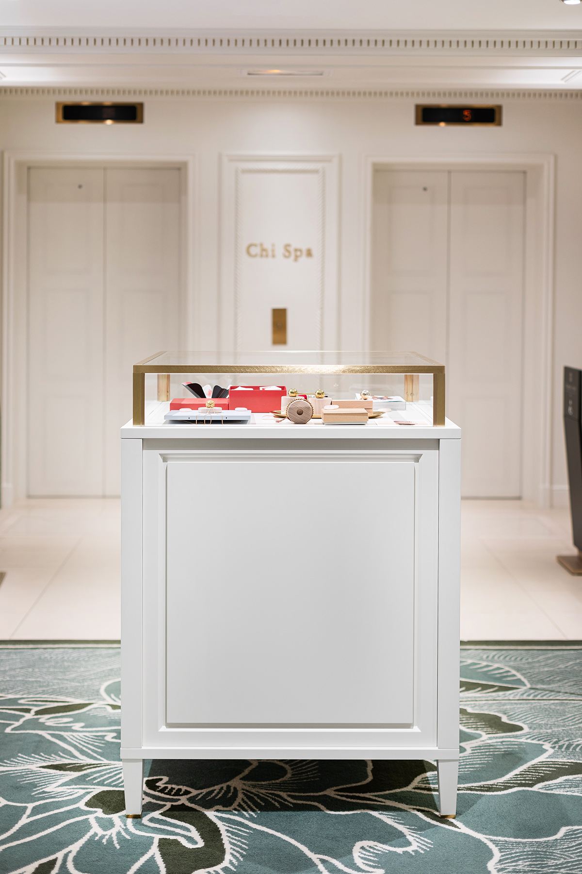 Cabine de soin du spa Shangri-La aménagée par Isospace