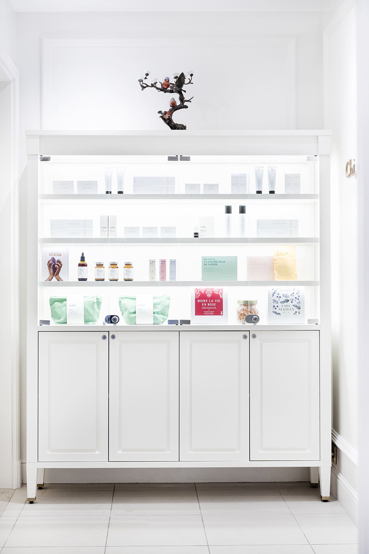 Mobilier épuré du spa Shangri-La par Isospace