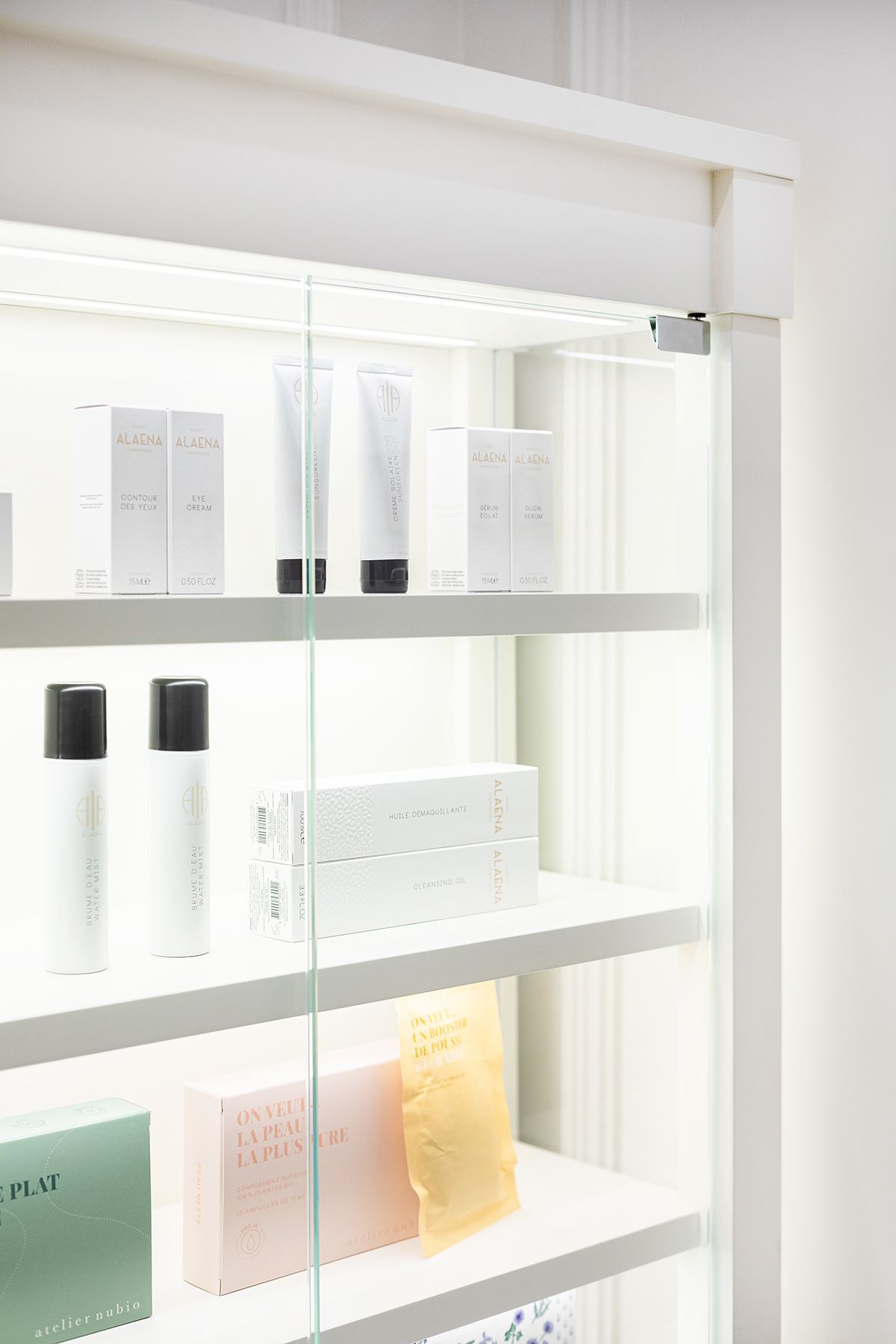 Vitrine de produits de soin du spa Shangri-La