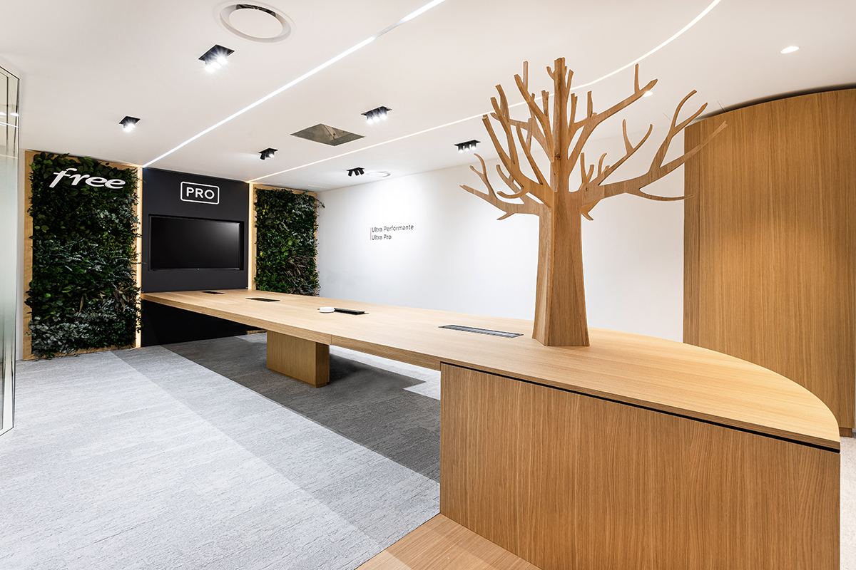 Arbre en bois et feuillage stabilisé, showroom Free PRO