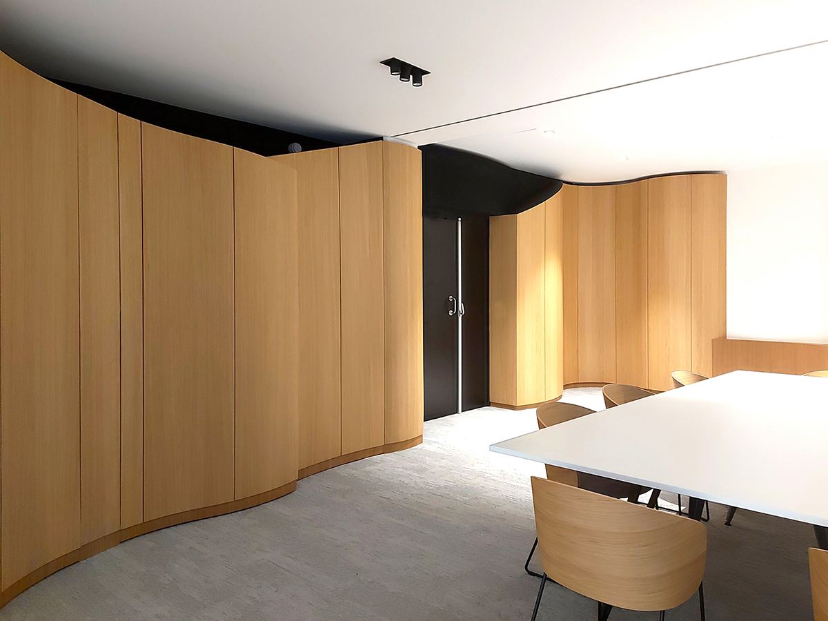Menuiserie chêne sur mesure du showroom Free PRO