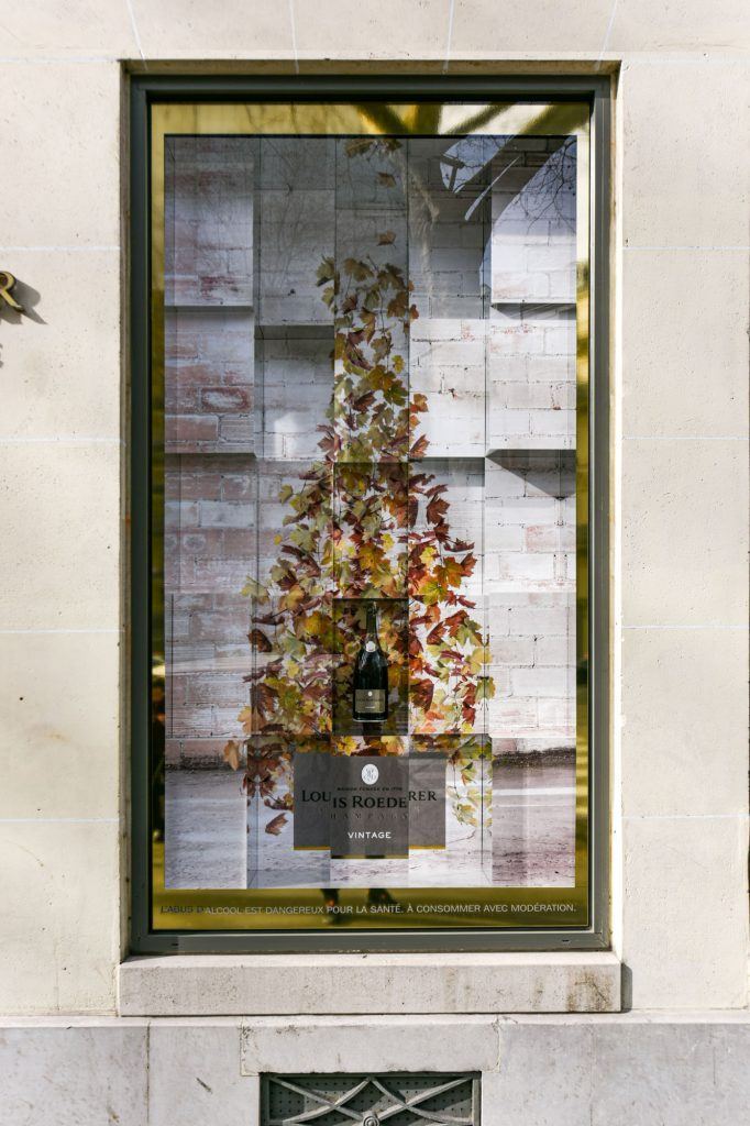 Détail scénographique d'une vitrine Louis Roederer à Paris