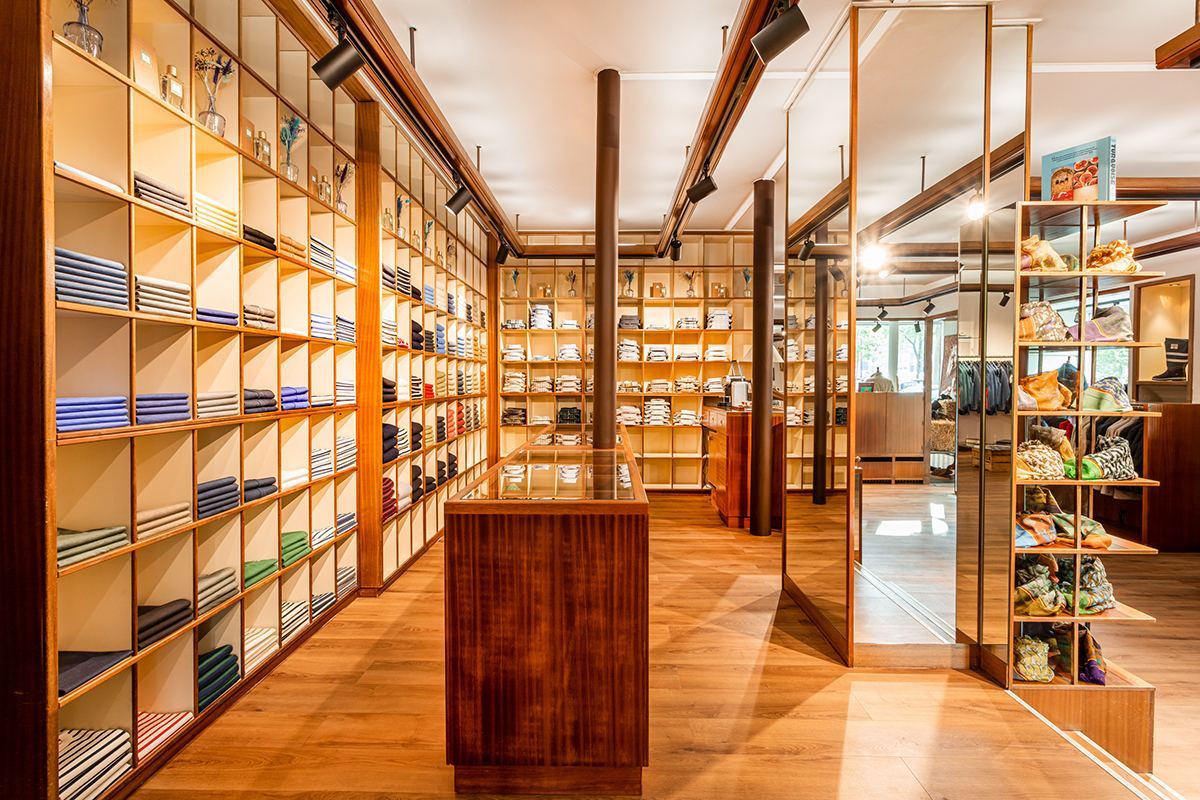 Étagères et présentation de la boutique Au Petit Matelot