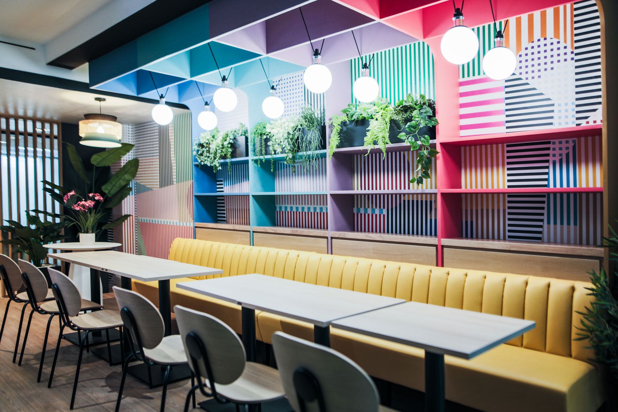 Ambiance rétro années 80 de la cafétéria Trax