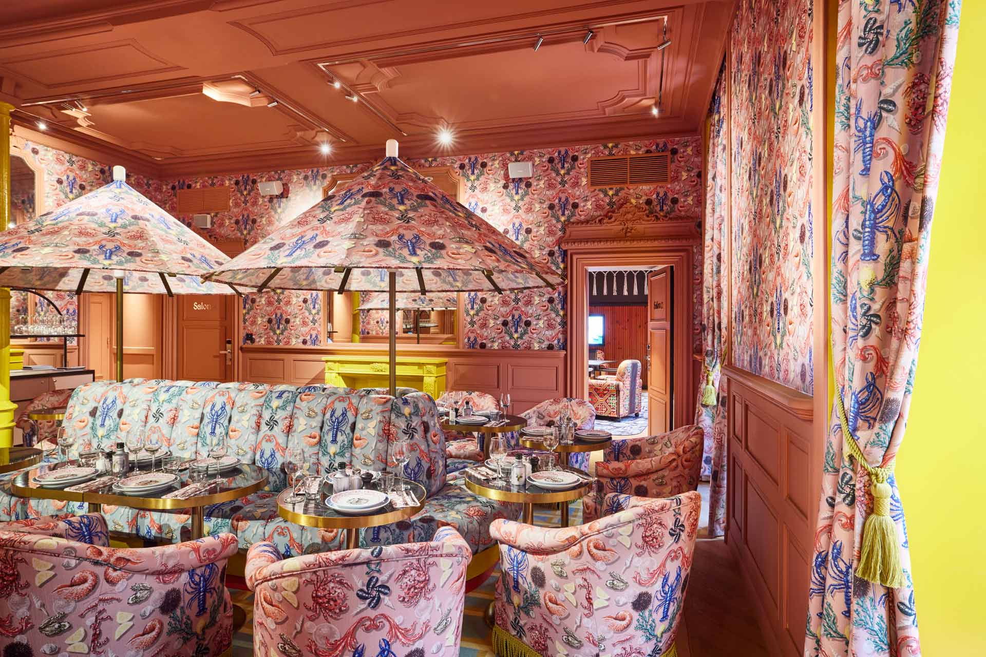 Restaurant lounge fleuri du Mama Shelter Rennes par Isospace