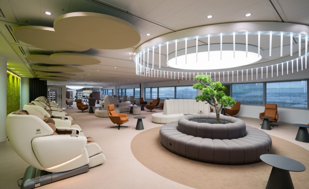 Plafond lumineux circulaire de la médiathèque du voyageur Air France agencée par Isospace