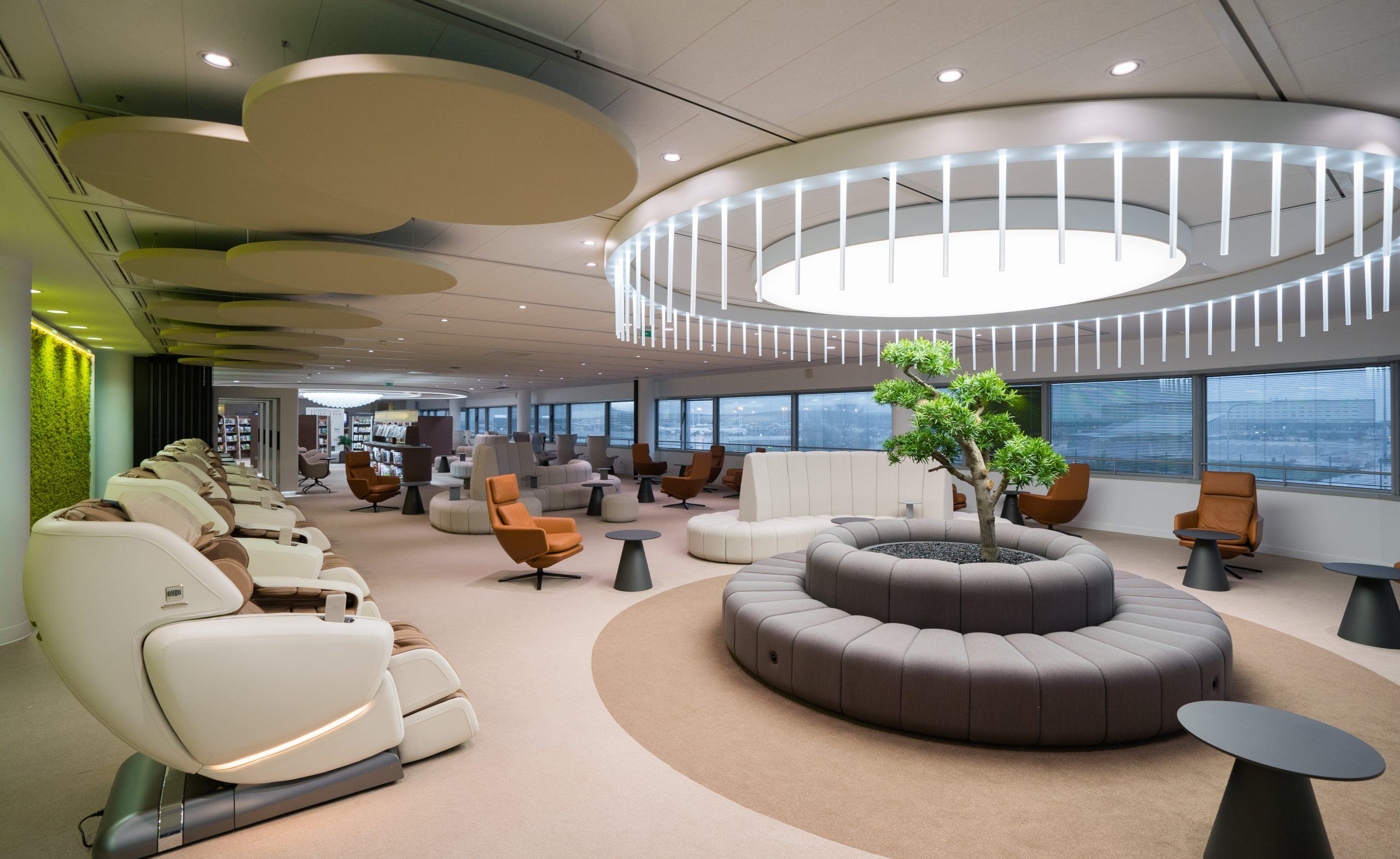 Salon de détente de la médiathèque Air France par Isospace