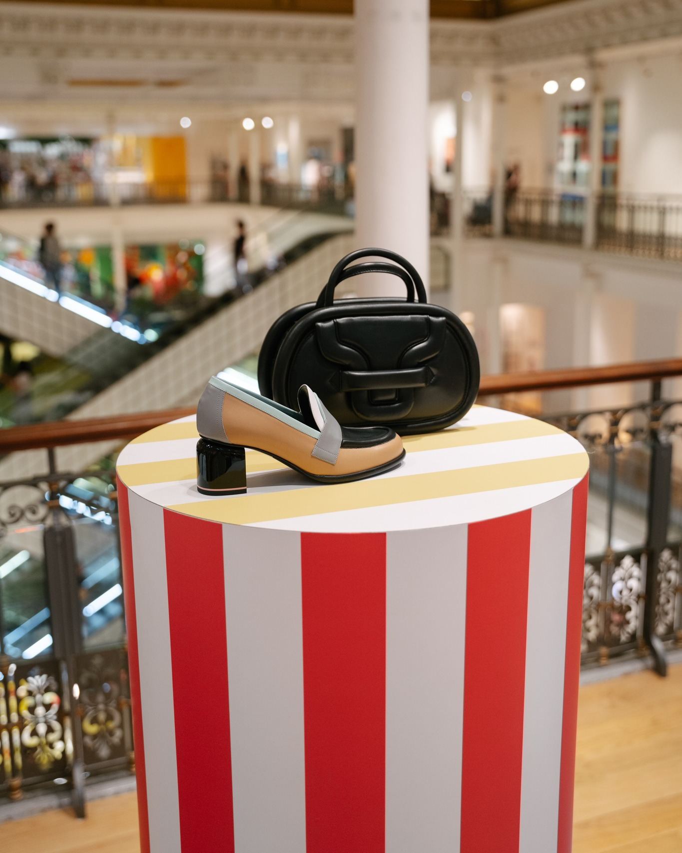 Présentation soulier et sac sur podium rayé, corner Pierre Hardy