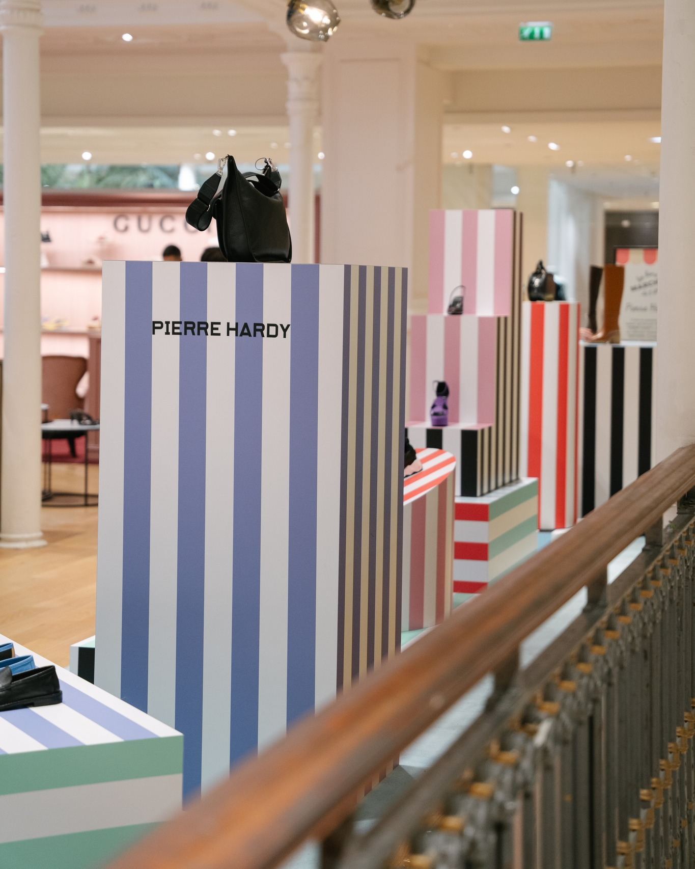 Corner Pierre Hardy au Bon Marché avec podiums rayés