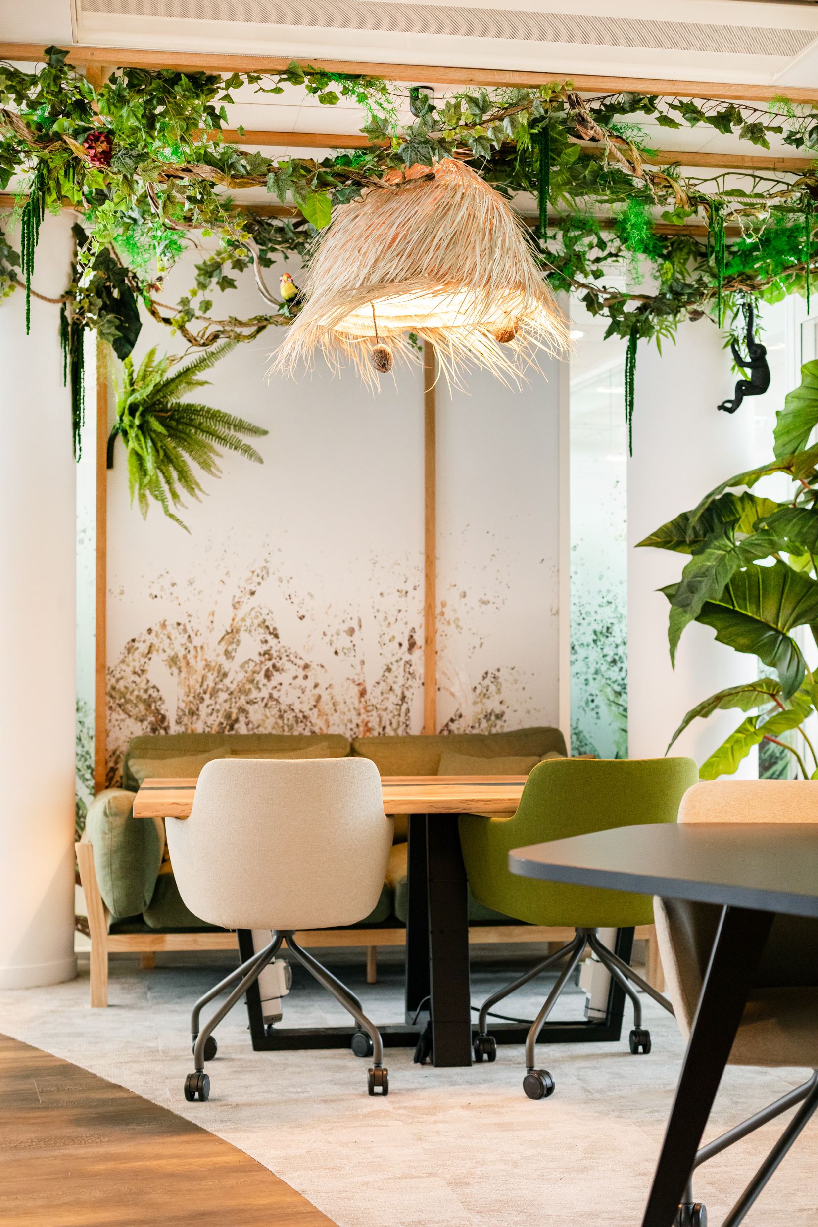 Banquette et papier peint jungle de la jungle room Free