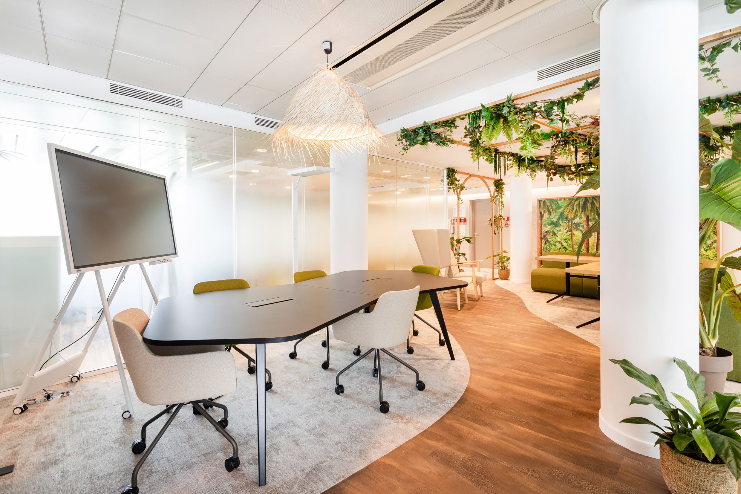 Salle de réunion végétalisée aménagée par Isospace pour Free, exemple de zone refuge plus fraîche