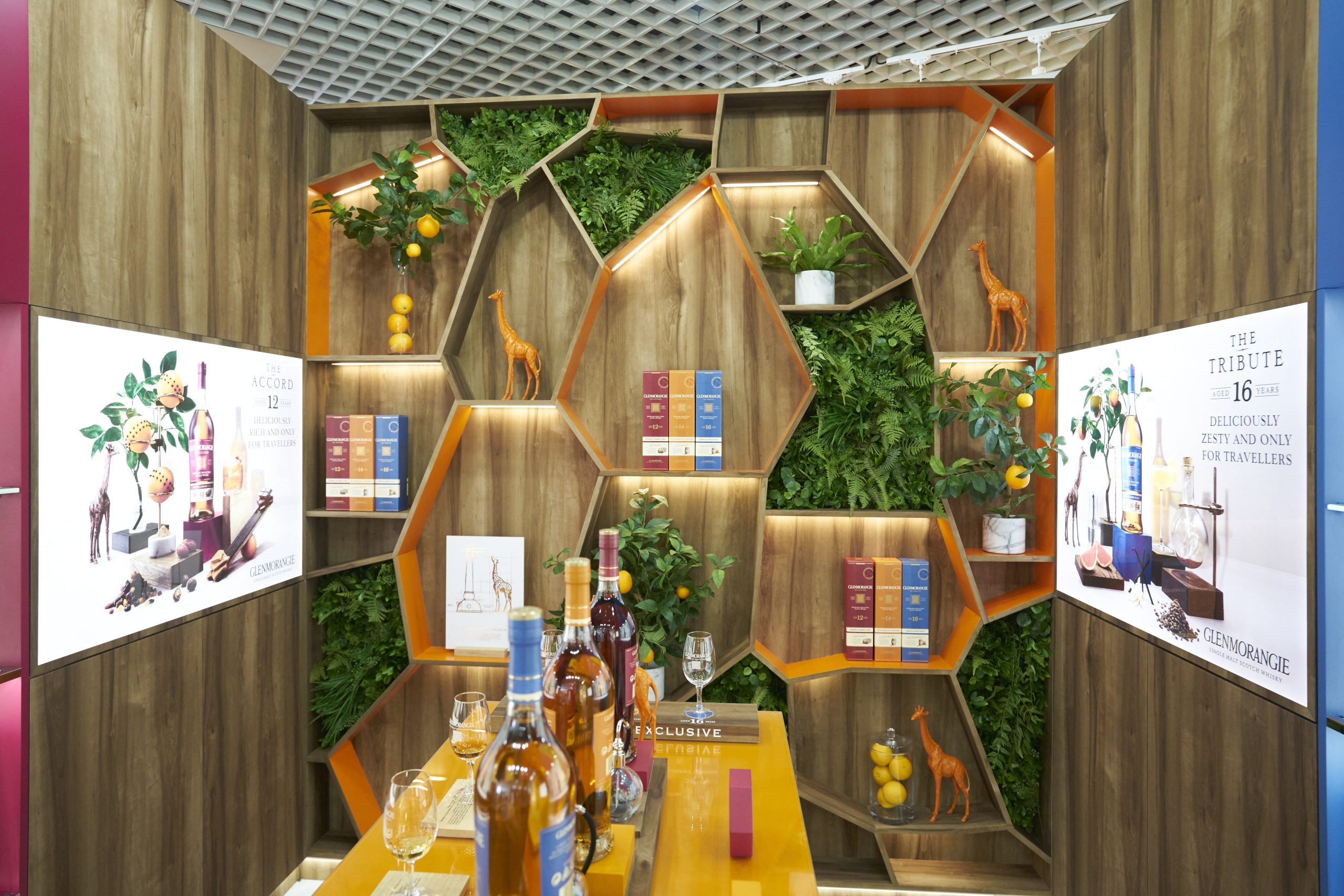 Étagère hexagonale en bois du stand Glenmorangie au TFWA