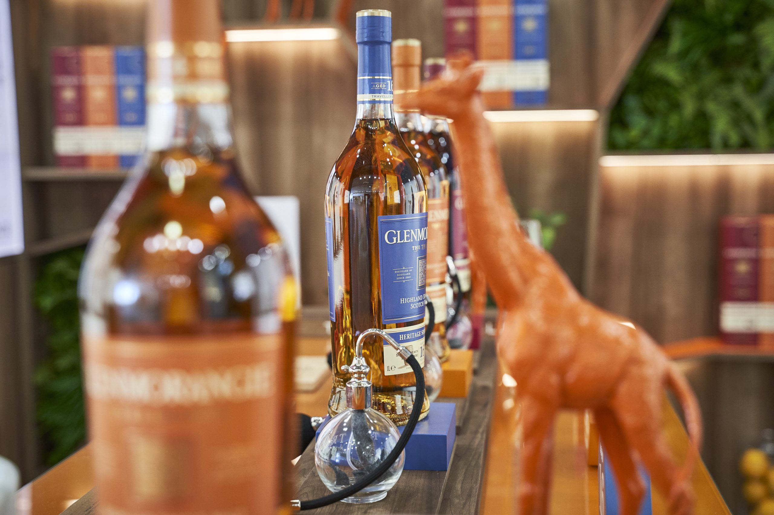 Bouteilles Glenmorangie et girafe orange sur le stand TFWA Cannes