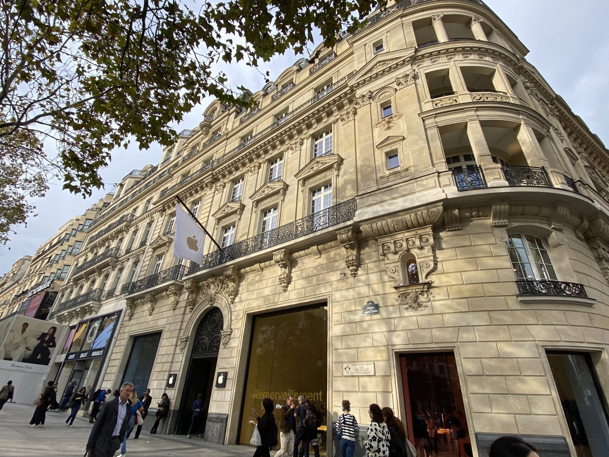 Façade de l'Apple Store des Champs-Élysées habillée par Isospace