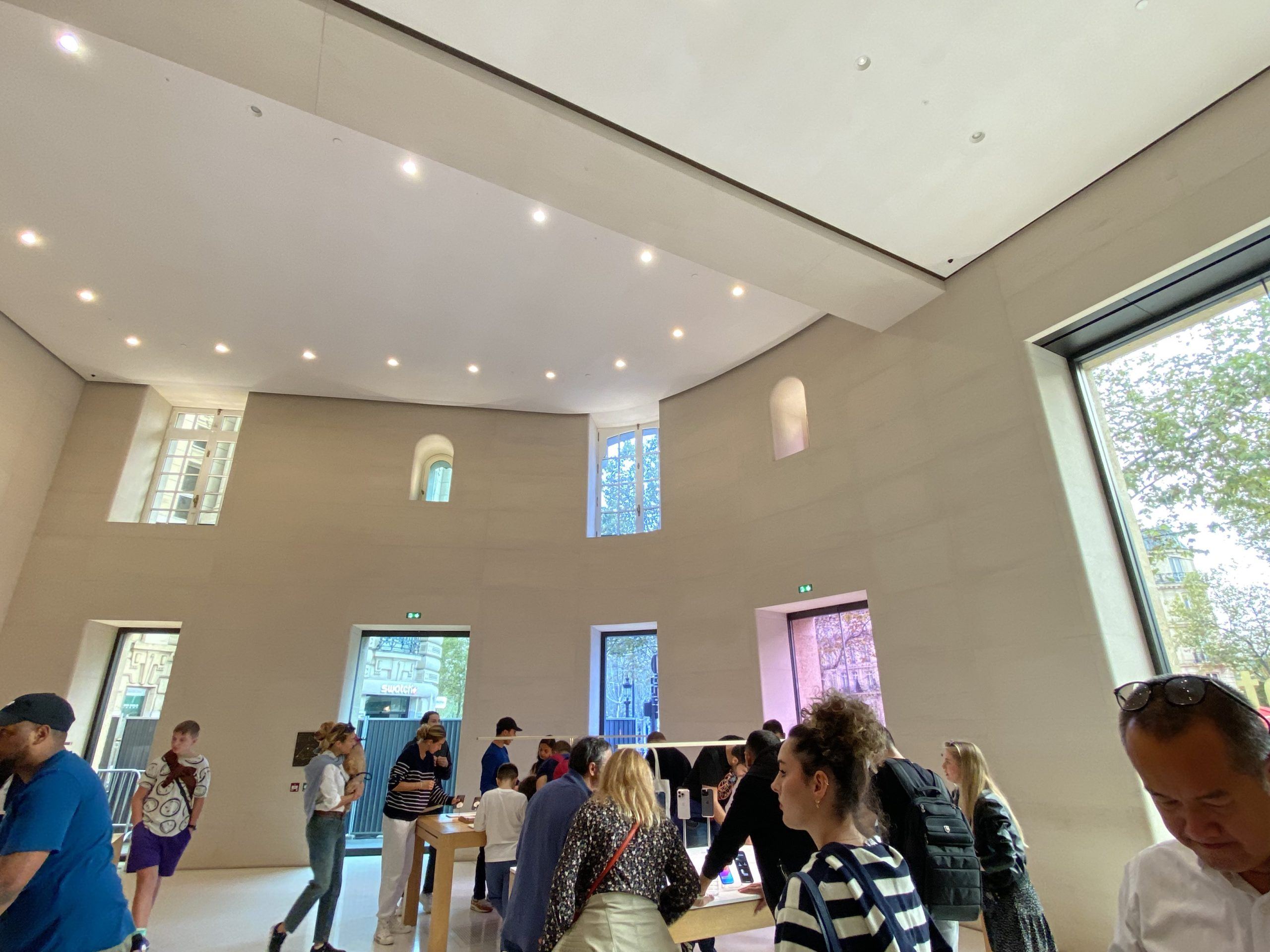 Intérieur de l'Apple Store des Champs-Élysées, verrières et espace de vente