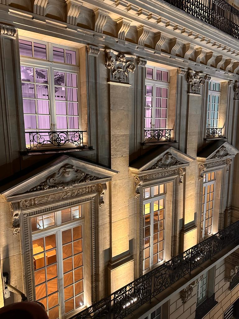 Détail de l'habillage vitré de l'Apple Store des Champs-Élysées