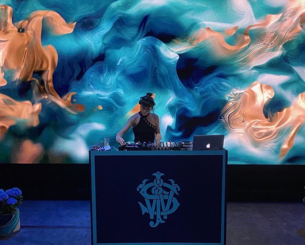 DJ set devant la fresque marbrée bleu et or de l'événement Johnnie Walker Blue Label Umami