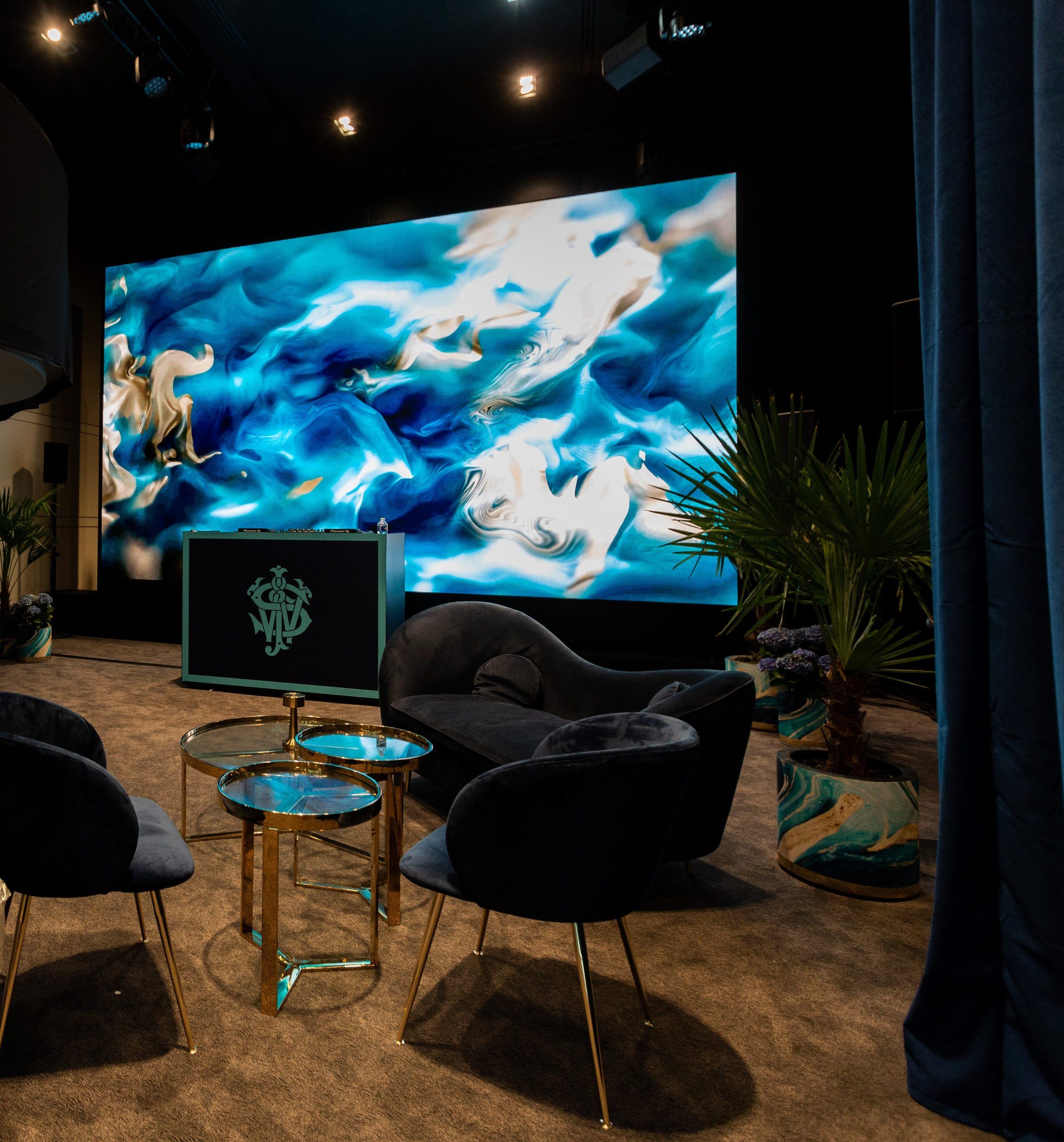 Lounge et espace DJ de l'événement Johnnie Walker, fresque marbrée et monogramme, place Vendôme
