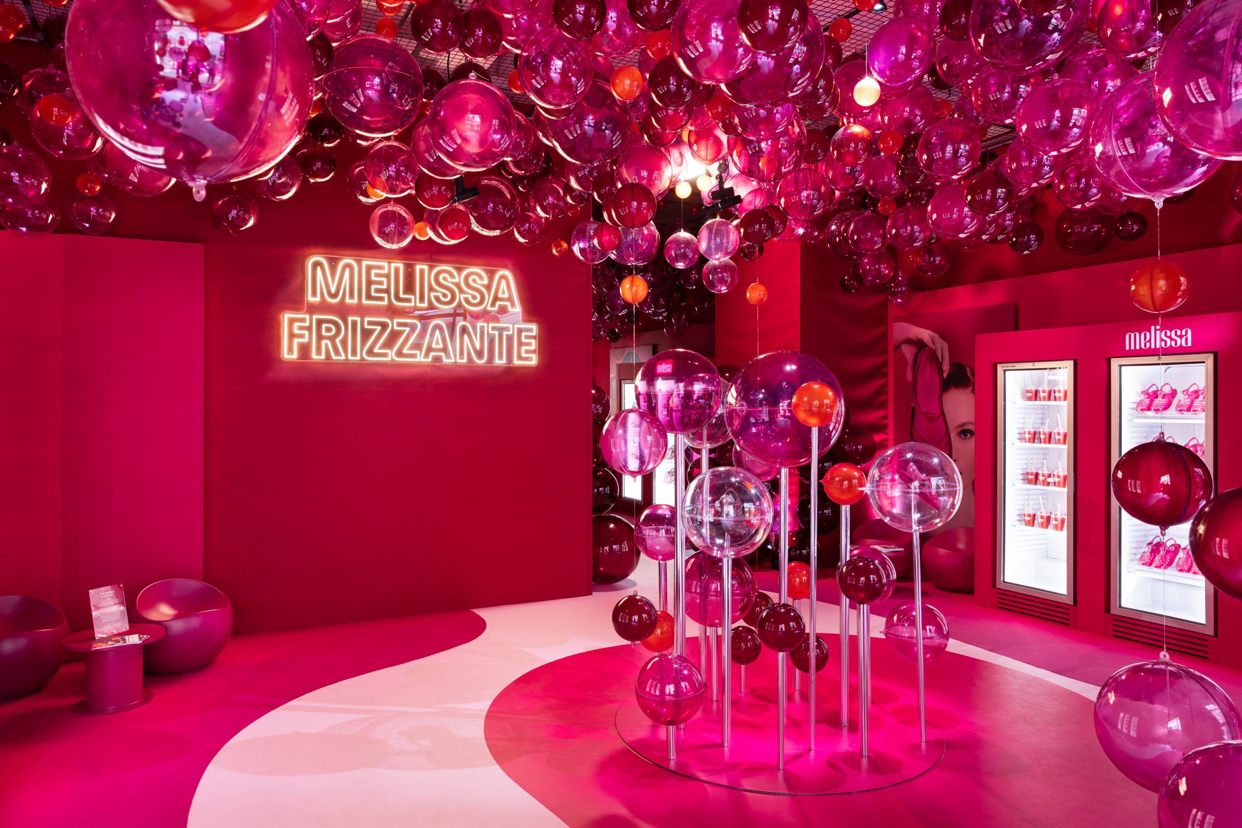 Décor de boules colorées du pop-up Melissa par Isospace