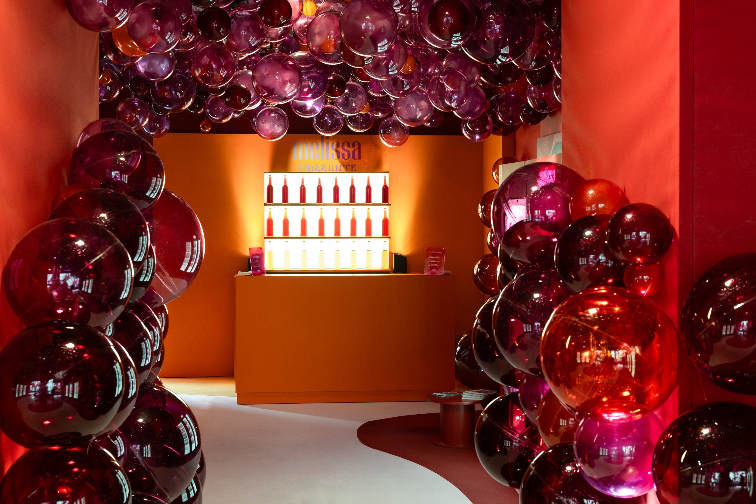 Décor féérique du pop-up store Melissa