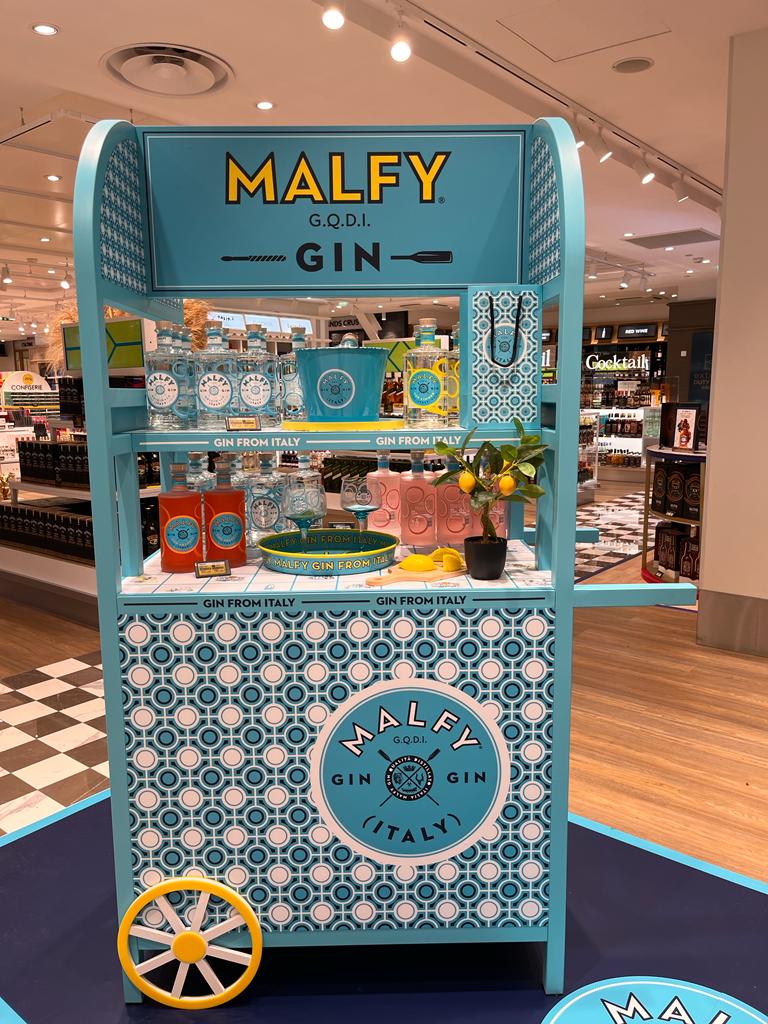 Chariot Malfy Gin habillé de carreaux de faïence, bouteilles Originale et Gin Rosa
