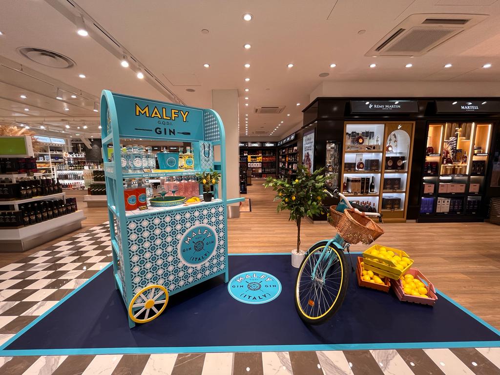 Pop-up store Malfy Gin dans l'espace duty-free du Terminal 1 de Roissy-CDG
