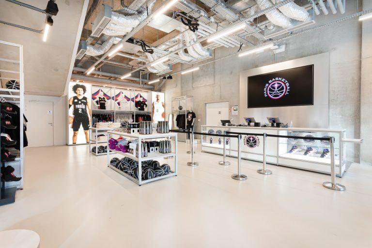 Espace de vente de la boutique Paris Basketball agencée par Isospace