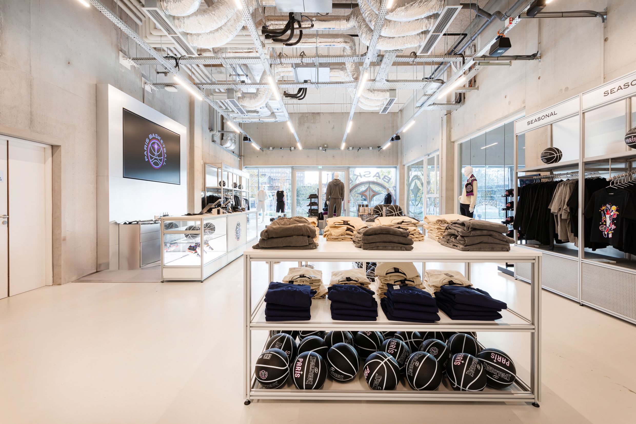 Boutique Paris Basketball à la Porte de la Chapelle : exemple de commerce sportif aménagé clé en main