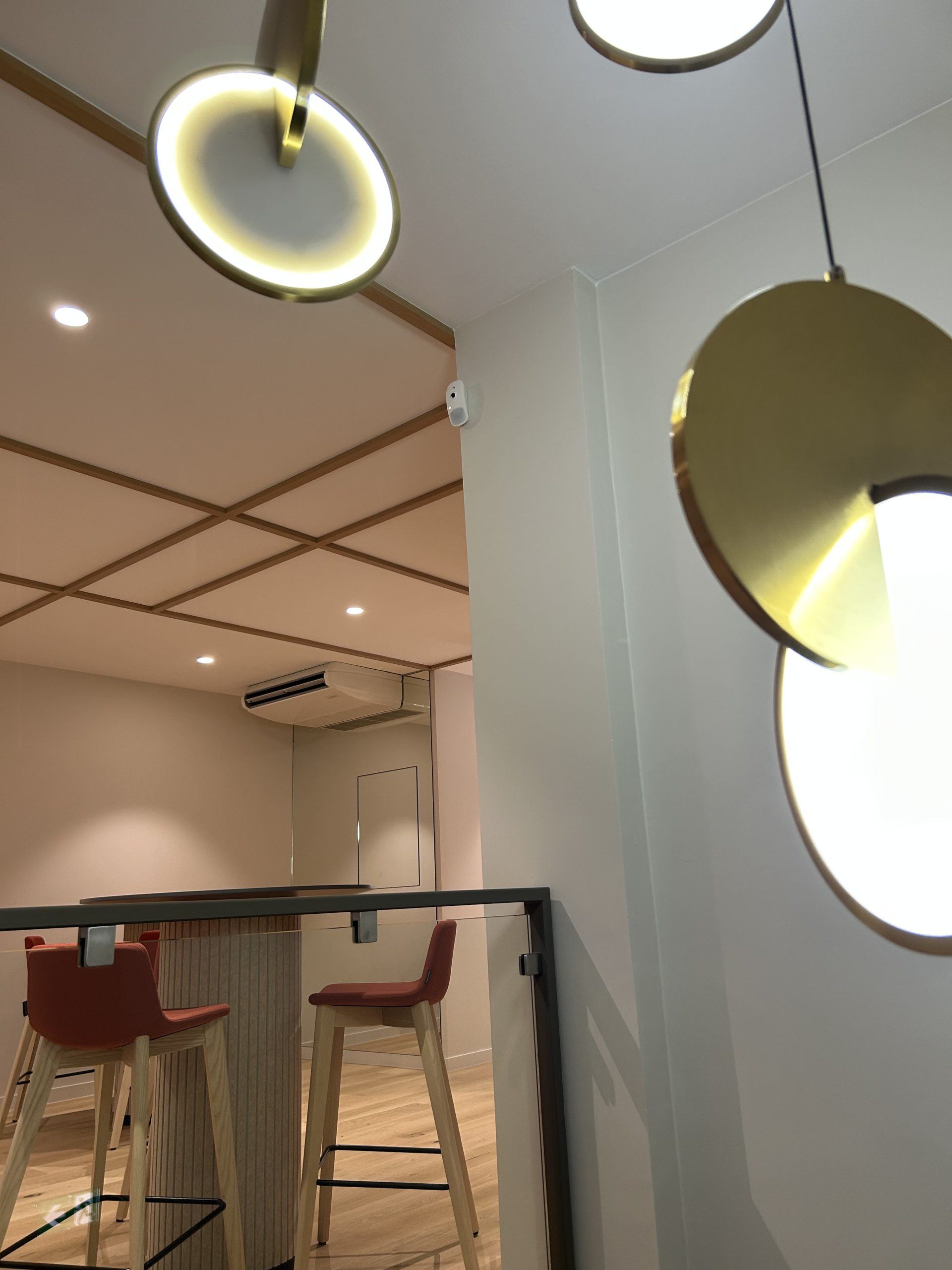 Coin bar et luminaires dorés de l'espace d'accueil Federec