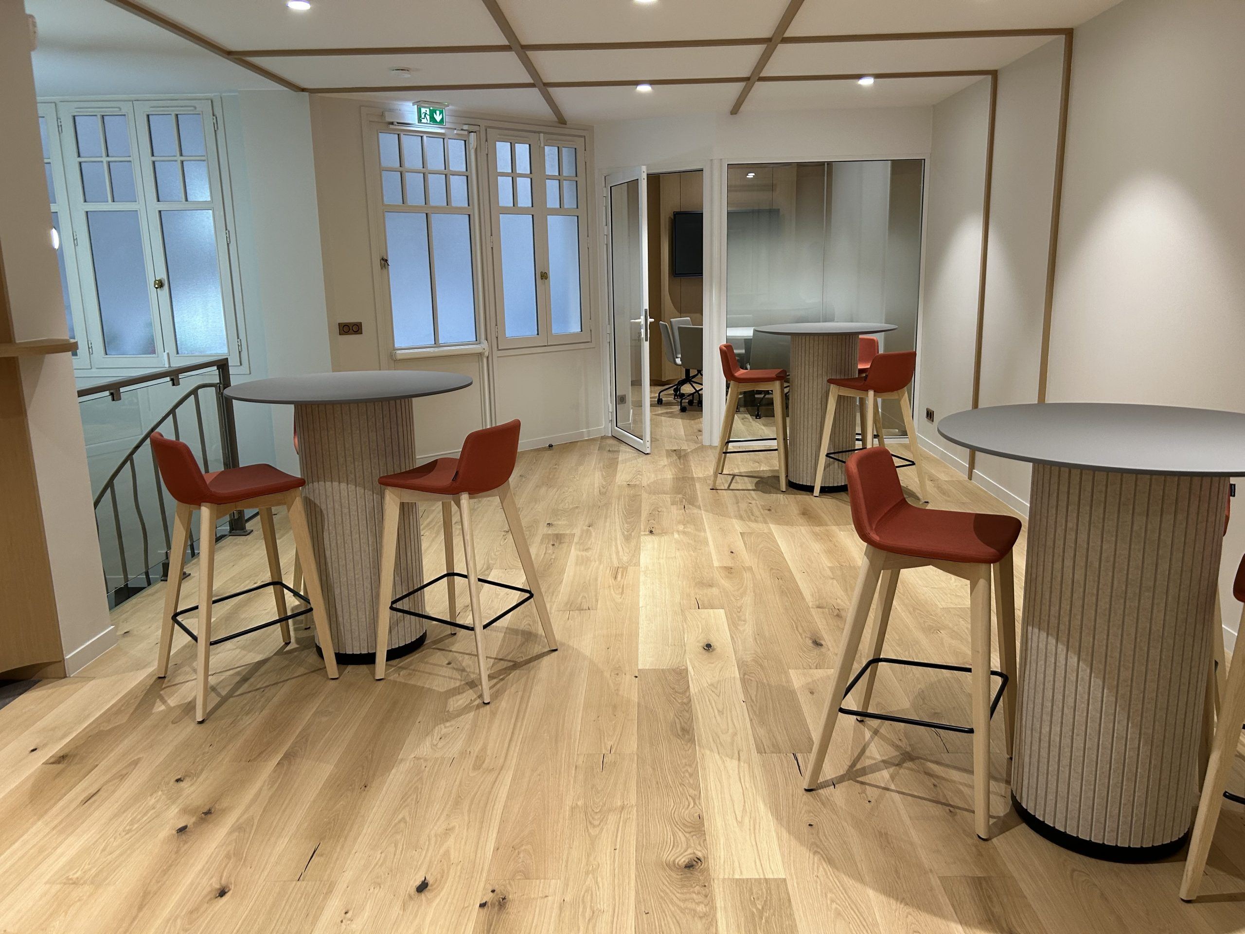 Espace de convivialité aux tables hautes attenant à l'amphithéâtre Federec