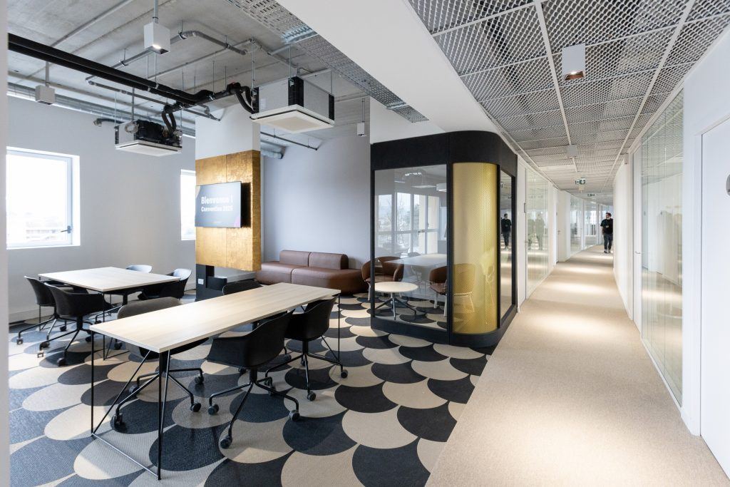 Bureaux Local.fr aménagés par Isospace : open space avec plafond acoustique, mobilier modulable, phone box et moquette à motifs - exemple d'un projet cadré par un cahier des charges précis