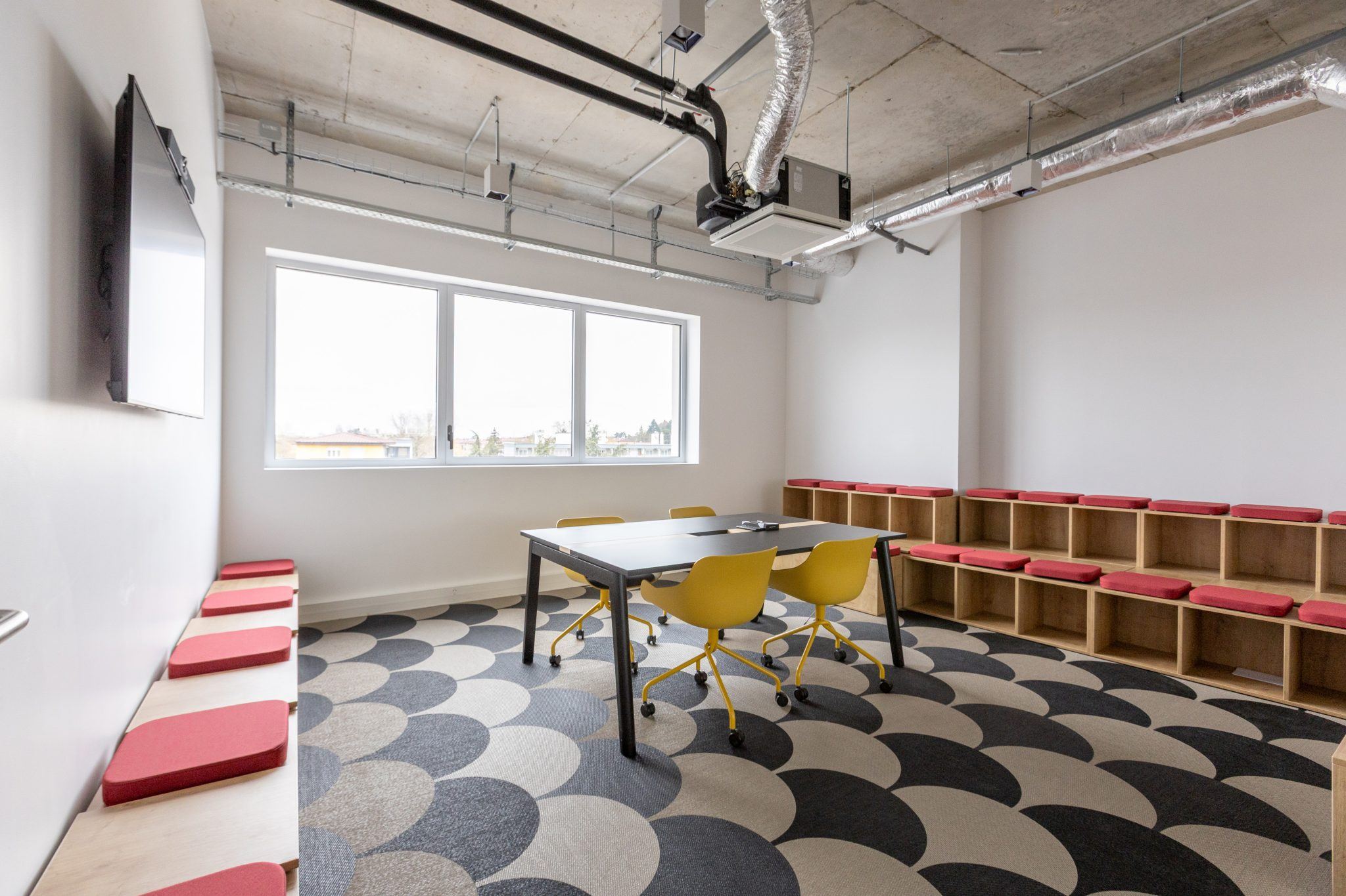 Salle de réunion avec gradins et assises design, bureaux aménagés par Isospace à Lyon