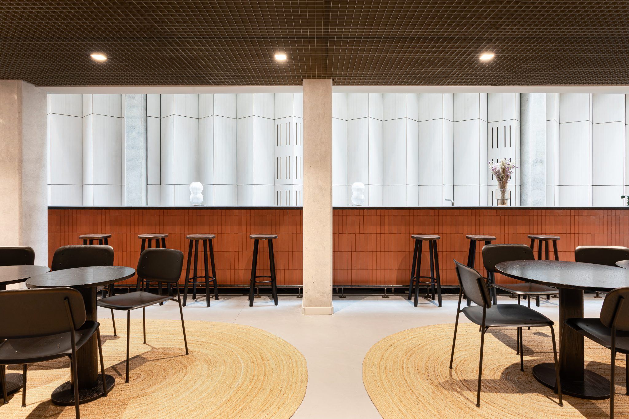 Cafétéria d’entreprise meublée en tabourets hauts et chaises par Isospace