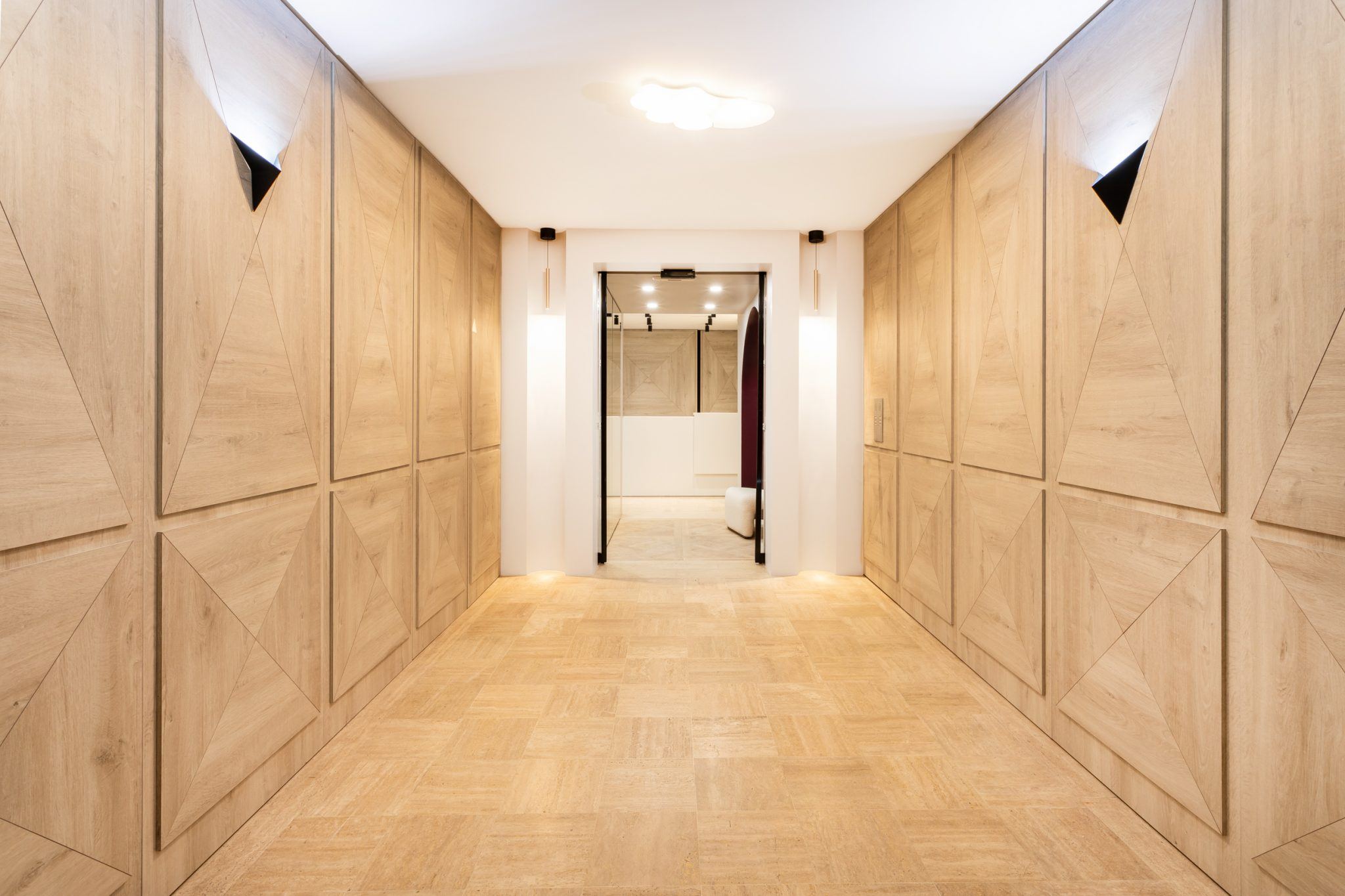 Couloir en marqueterie de bois du siège social Scaleway aménagé par Isospace