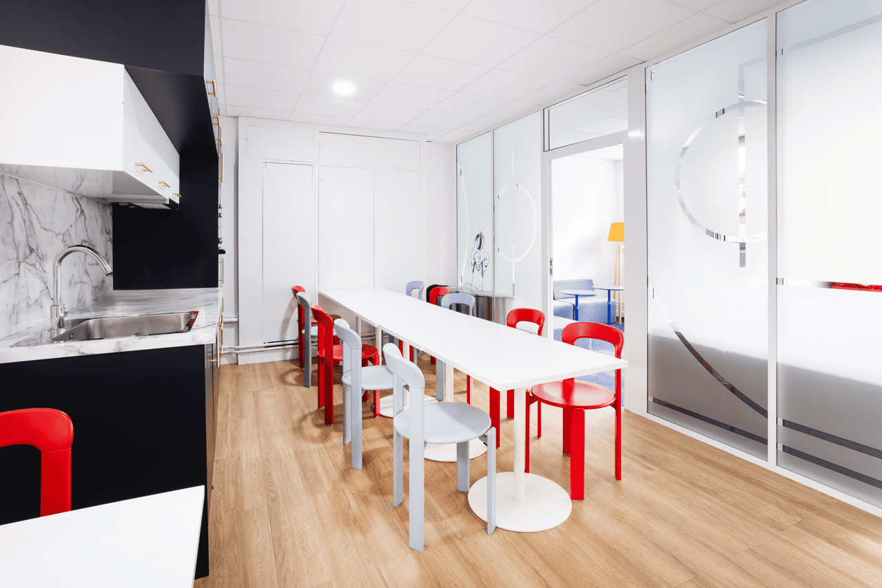 Cuisine et cafétéria du siège avec grande table conviviale