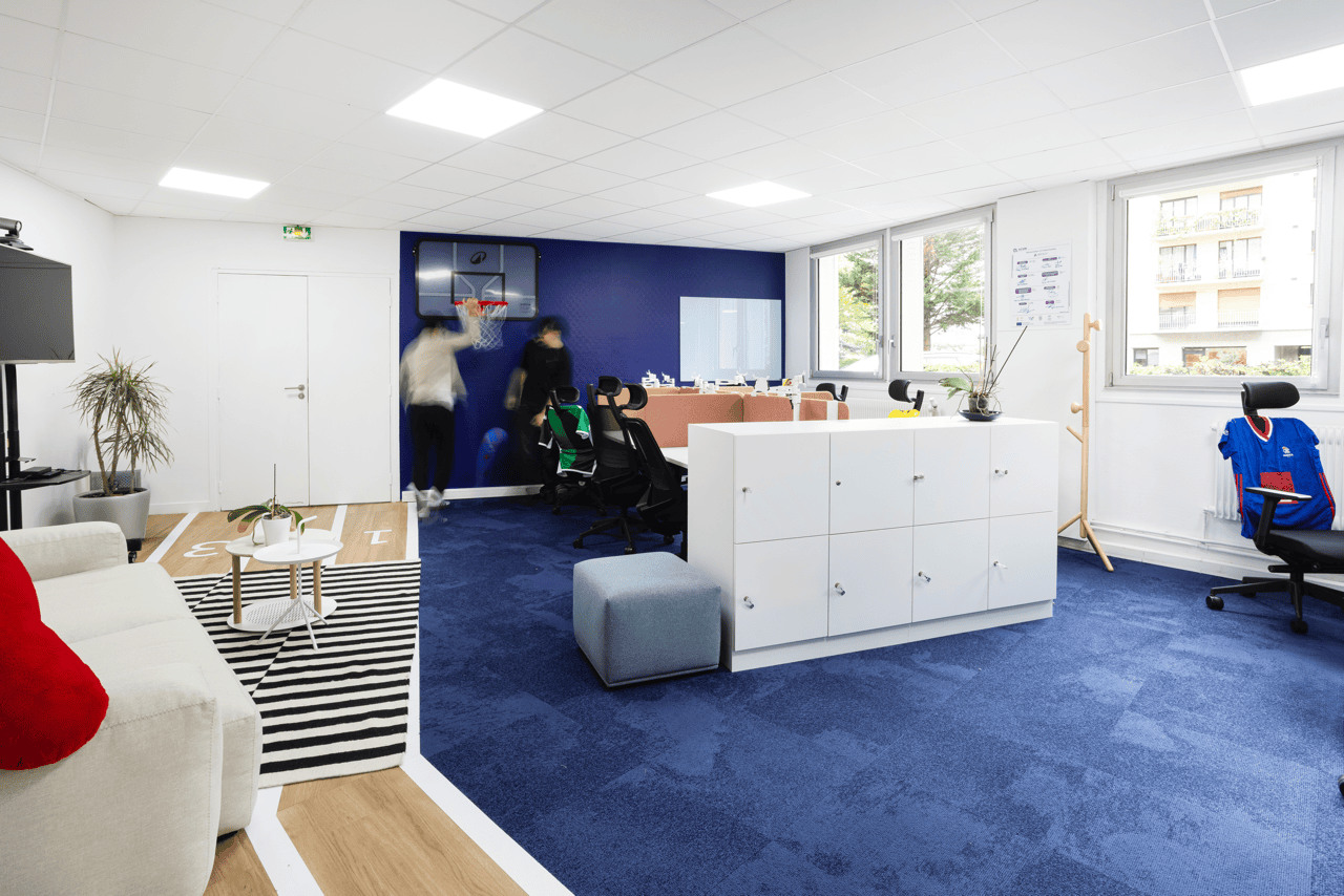 Espace de détente sur moquette bleue avec rangements sur mesure