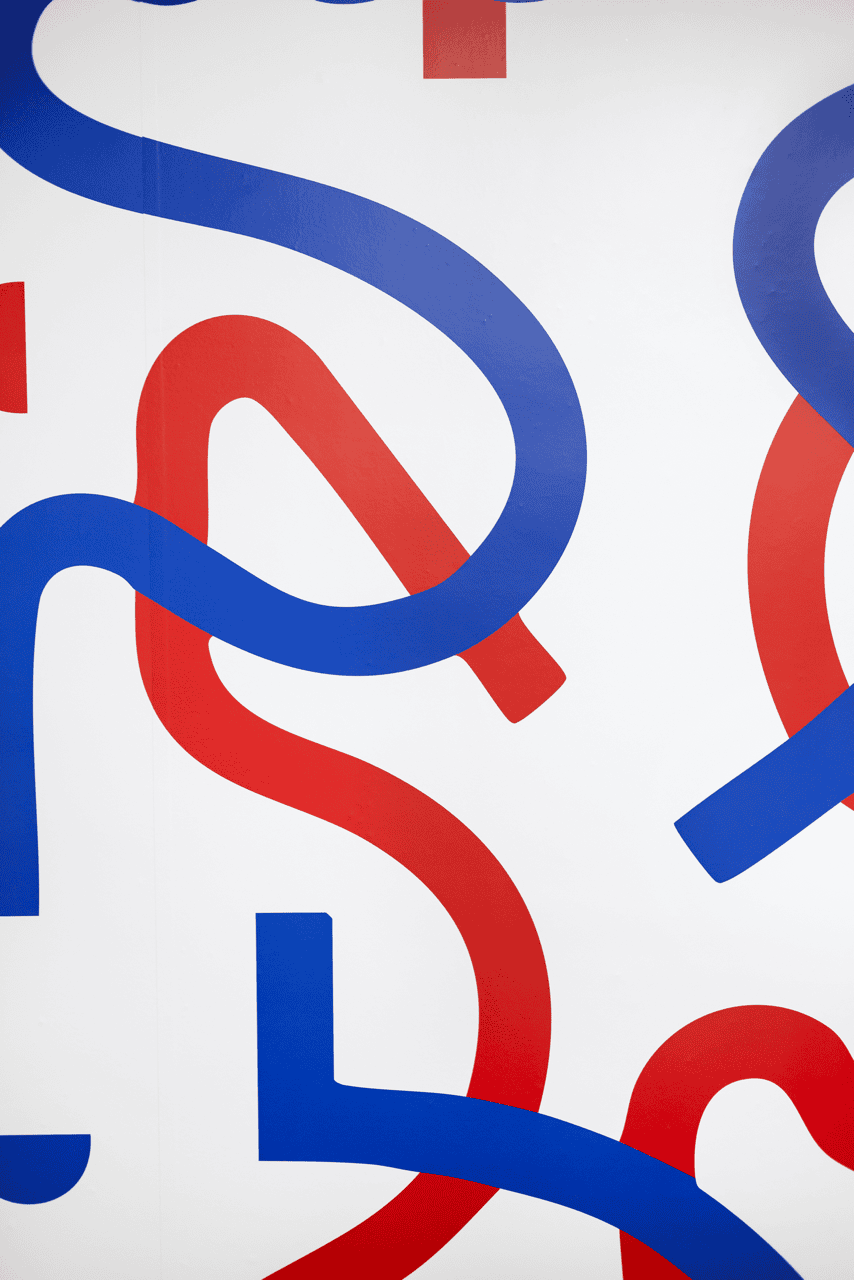 Détail de la fresque murale graphique rouge et bleue du siège de la Fondation du Sport Français
