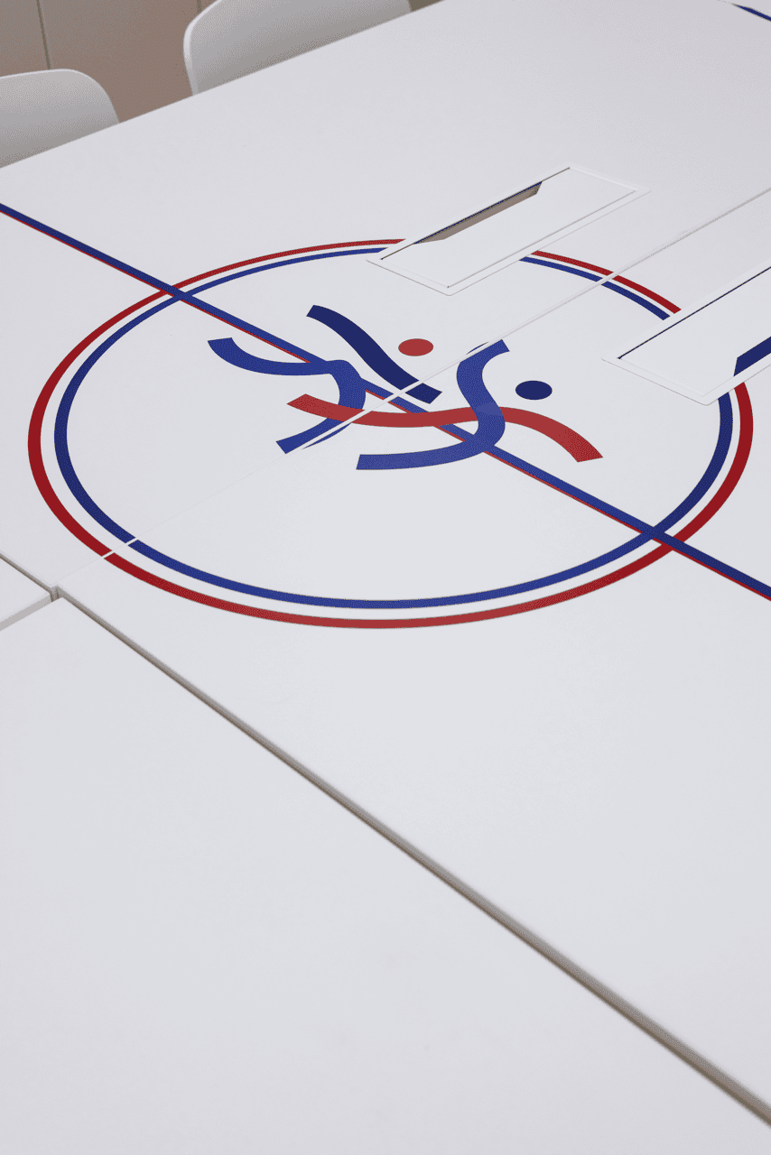 Logo de la Fondation du Sport Français peint sur une table