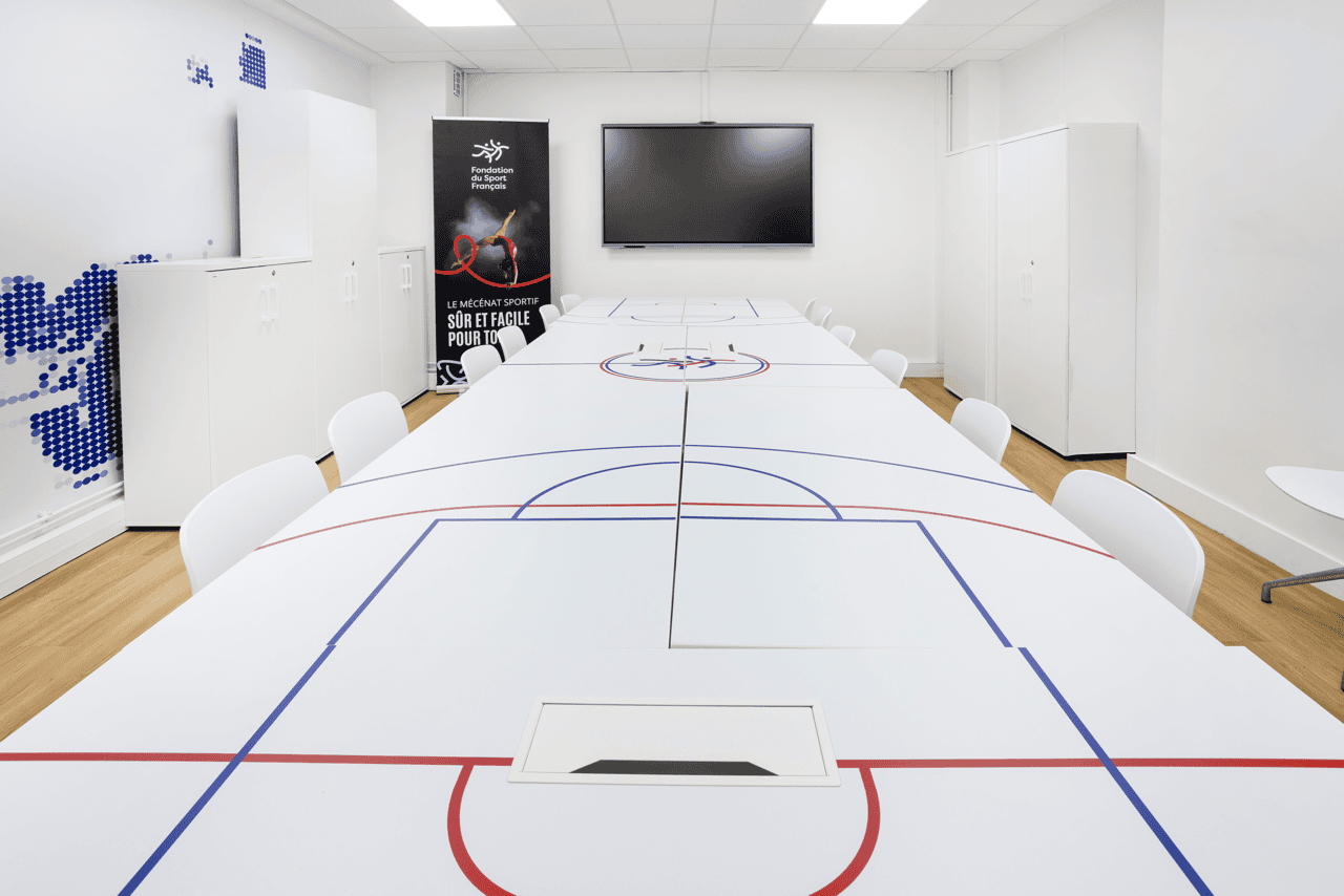 Salle de réunion dont la table reprend les lignes d'un terrain de sport