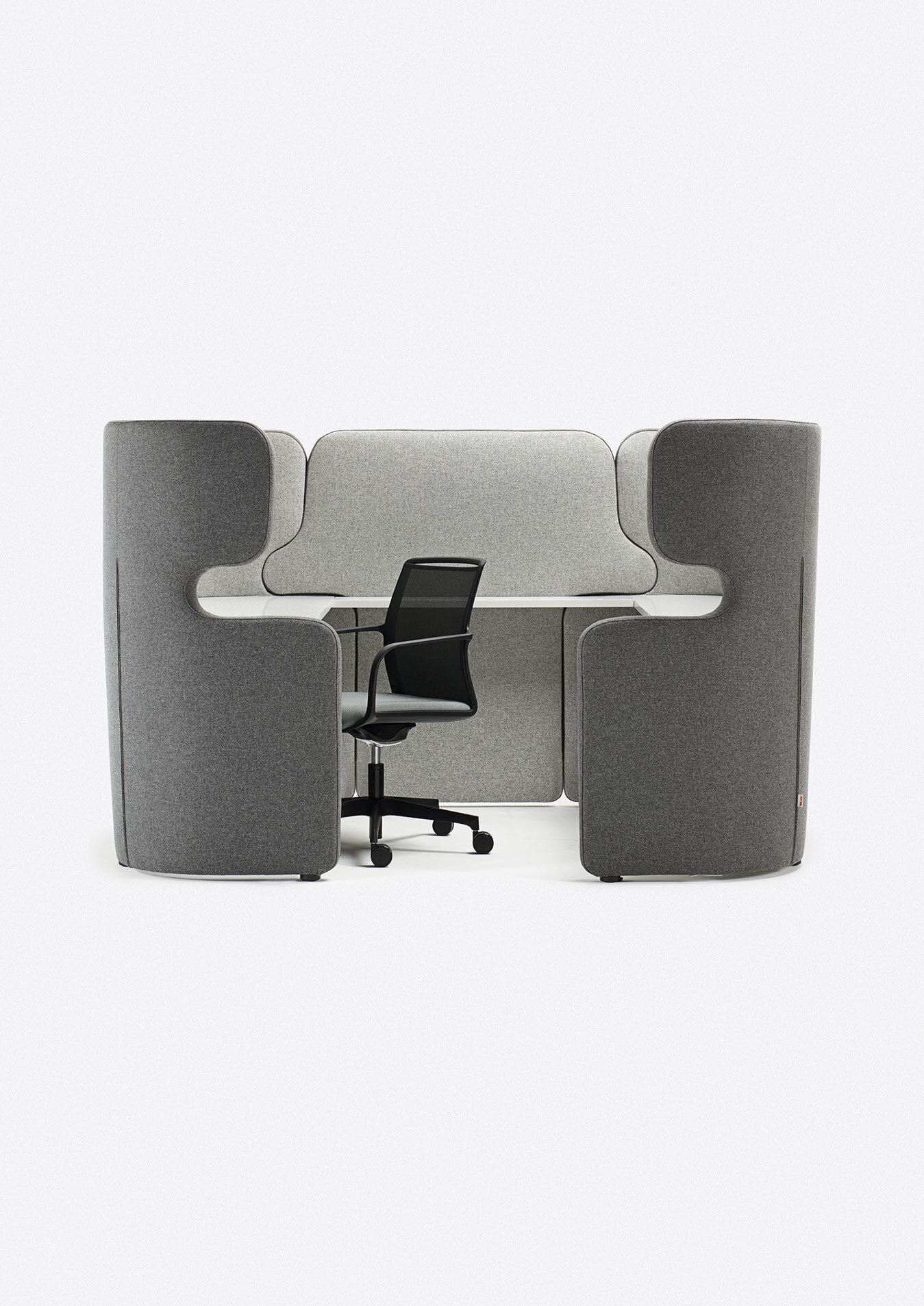Configuration focus poste individuel avec bureau et siège ergonomique