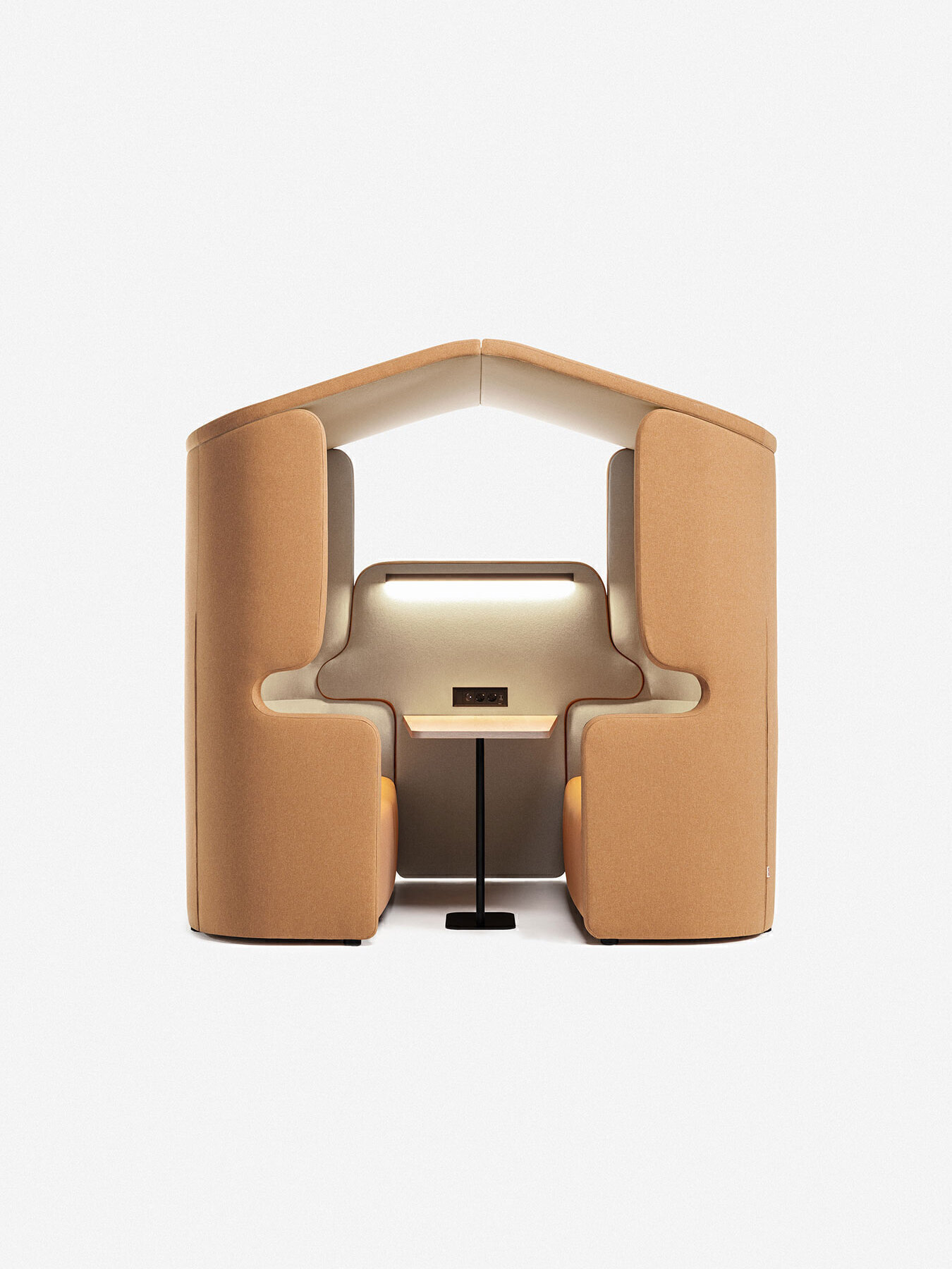 Alcôve acoustique avec toit en forme de maison, finition tissu camel, éclairage LED intégré et bureau d’appoint