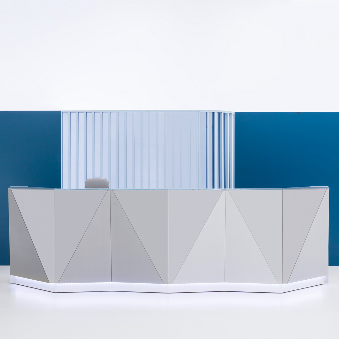 Banque d’accueil design en verre dans un hall d’entreprise tertiaire